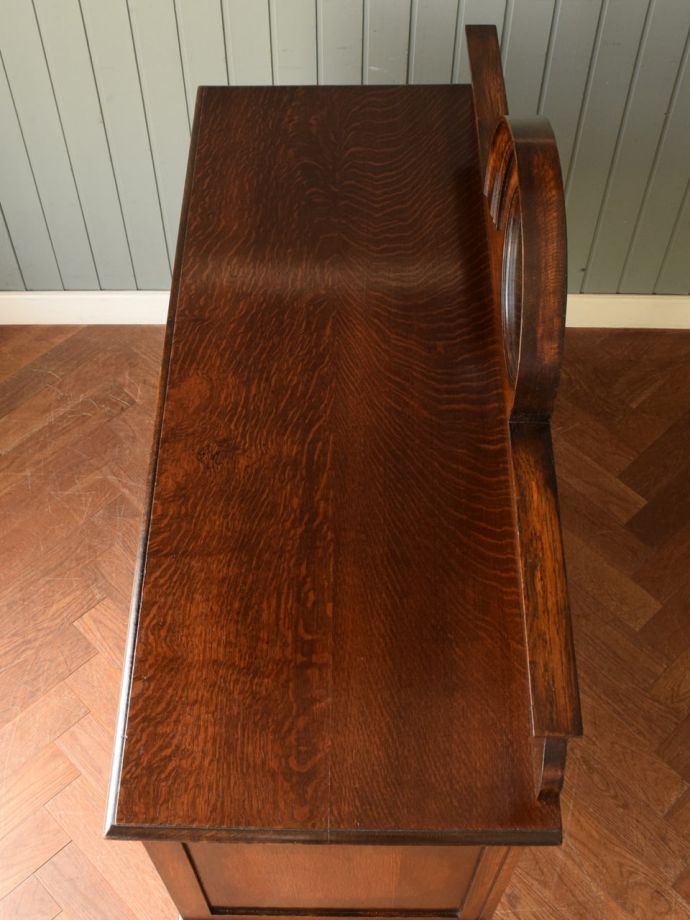 アンティークのサイドボードの天板