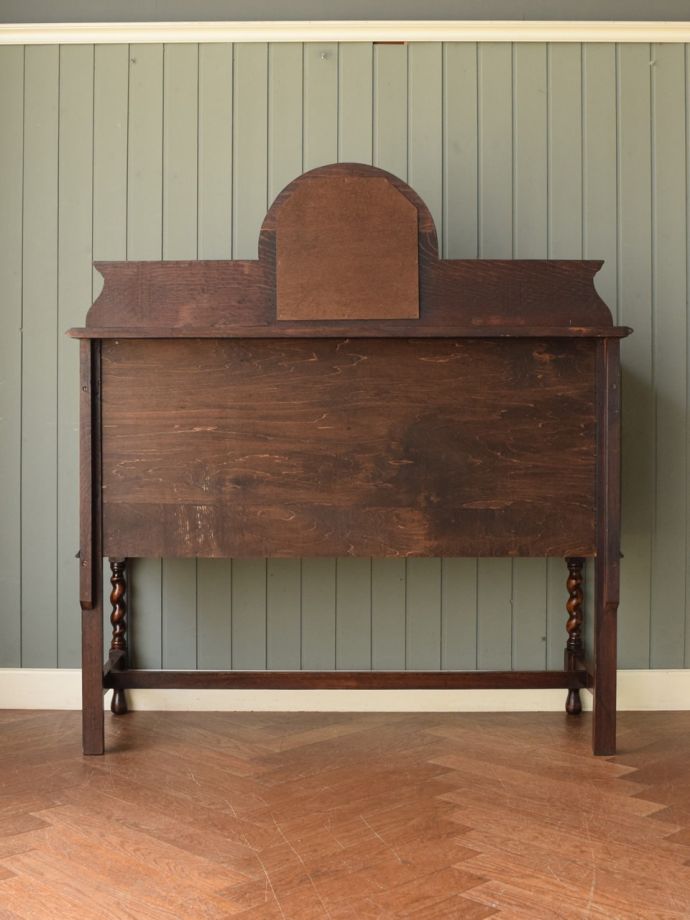 キャビネットの後ろ姿