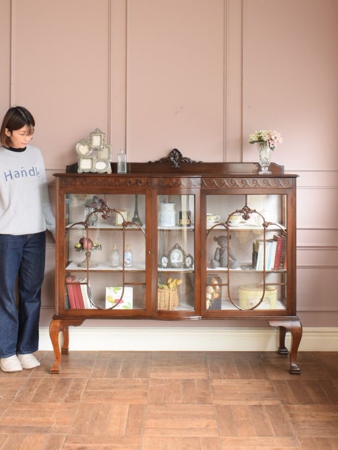 英国アンティークのガラスキャビネット