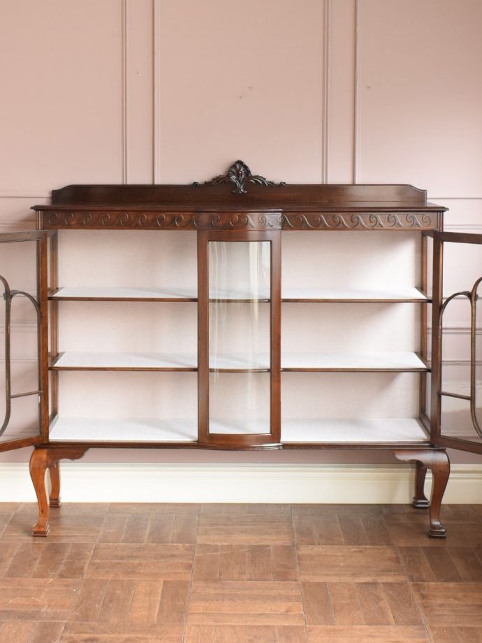 ガラスキャビネットの扉の中