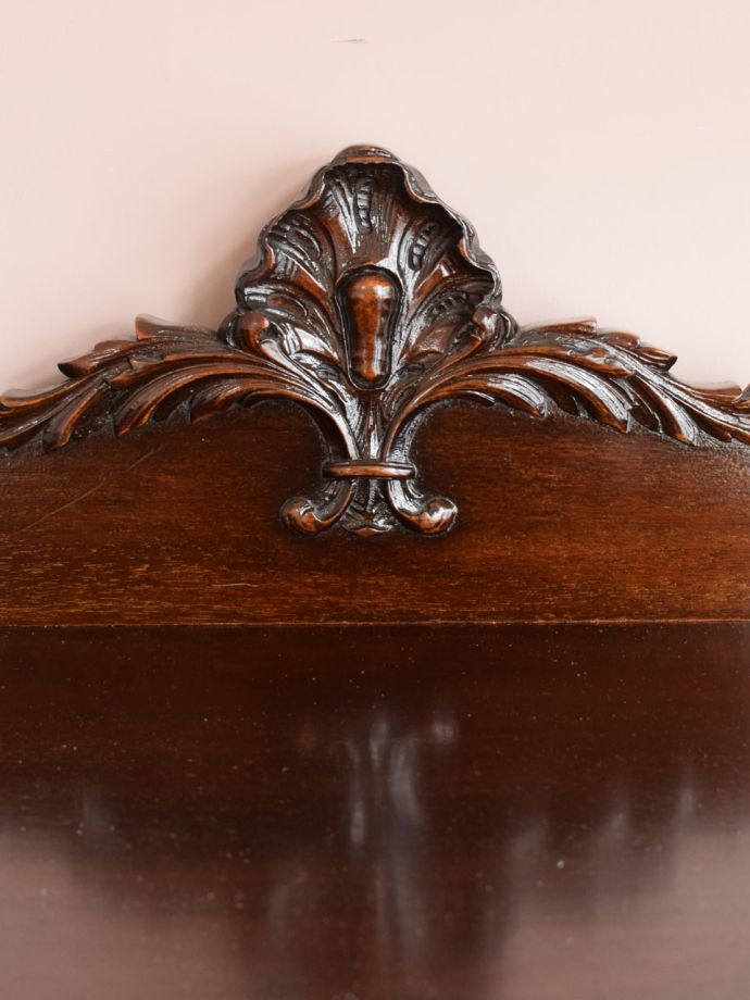 英国アンティーク家具らしい彫