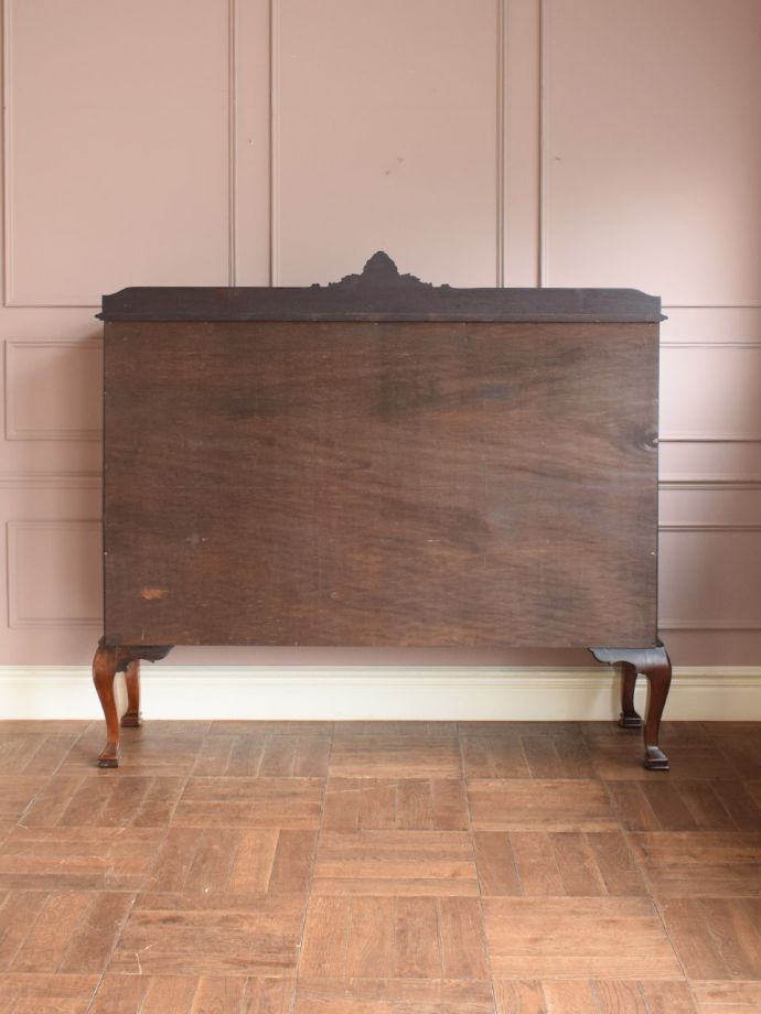 キャビネットの後ろ姿