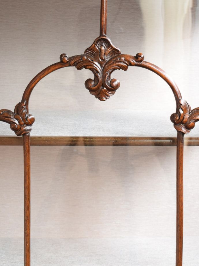 英国アンティーク家具らしい彫