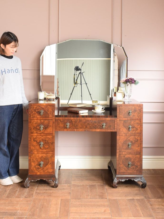 英国アンティークのドレッサー