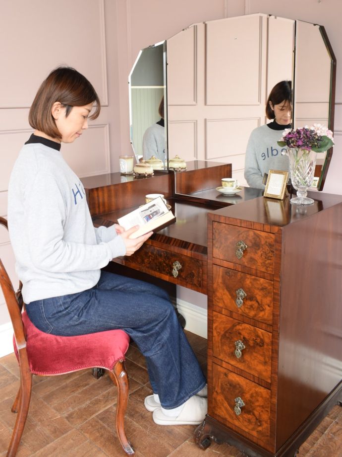 便利に使えるアンティークのドレッサー