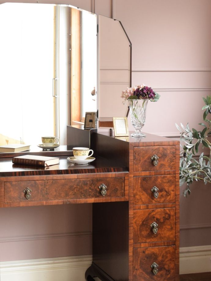 ドレッサーの美しい杢目