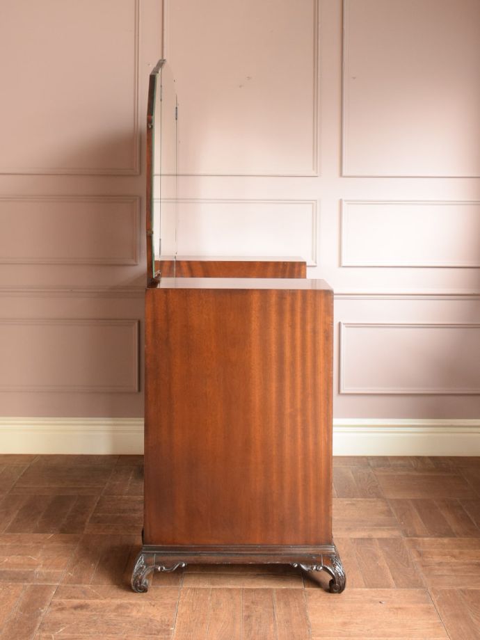 ドレッサーの側面