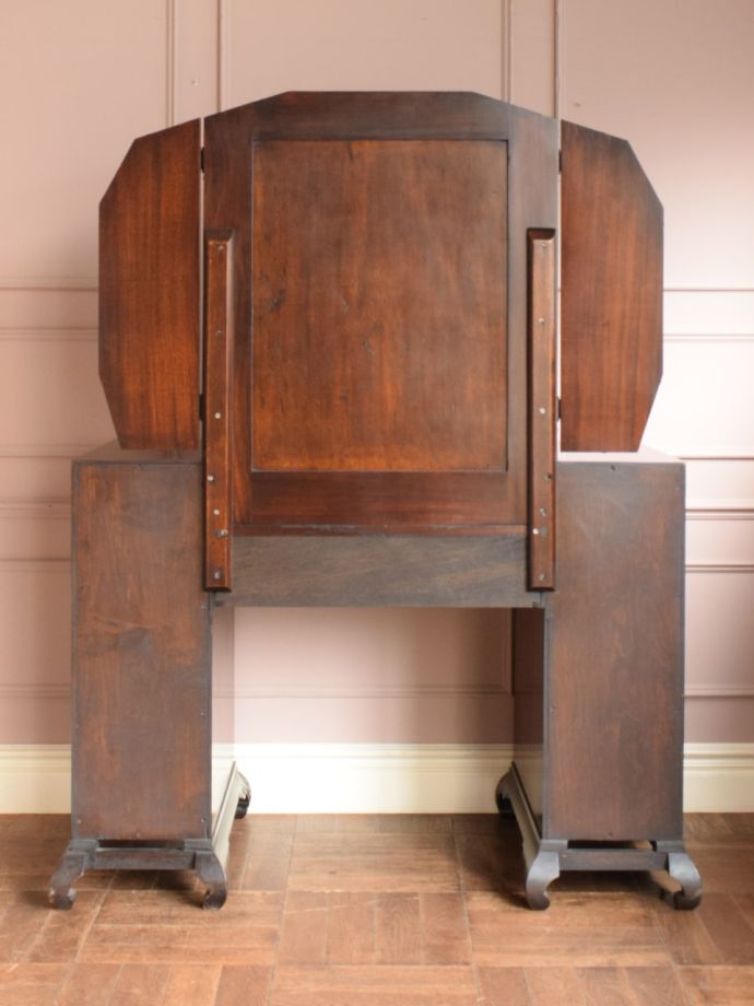 ドレッサーの後ろ姿