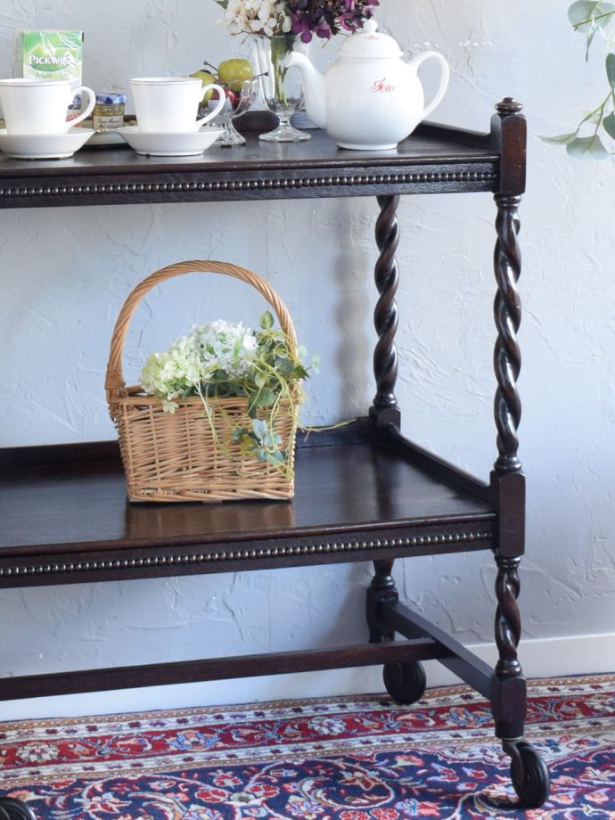 アンティーク家具らしさが漂うワゴン