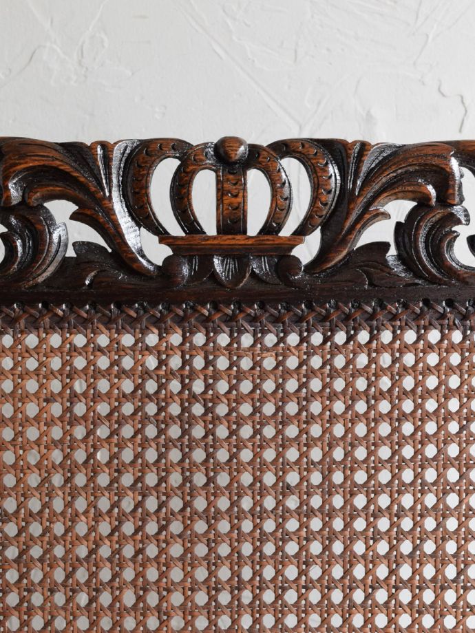 英国アンティーク家具らしい装飾