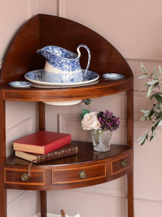 アンティークのオープンシェルフ