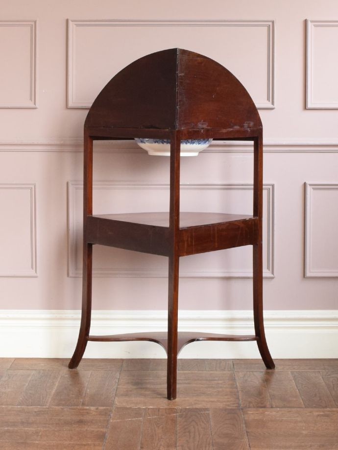 キャビネットの後ろ姿