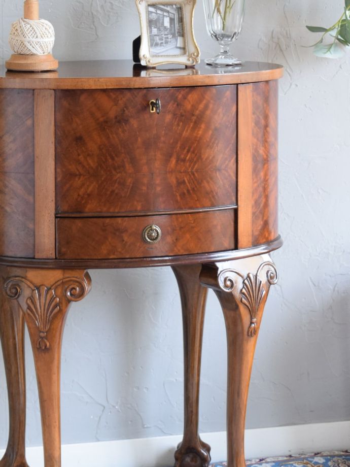 アンティーク家具らしい美しい杢目