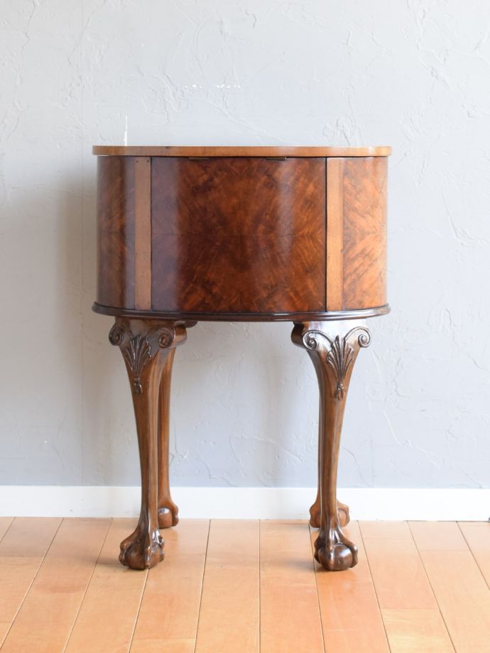 サイドキャビネットの後ろ姿