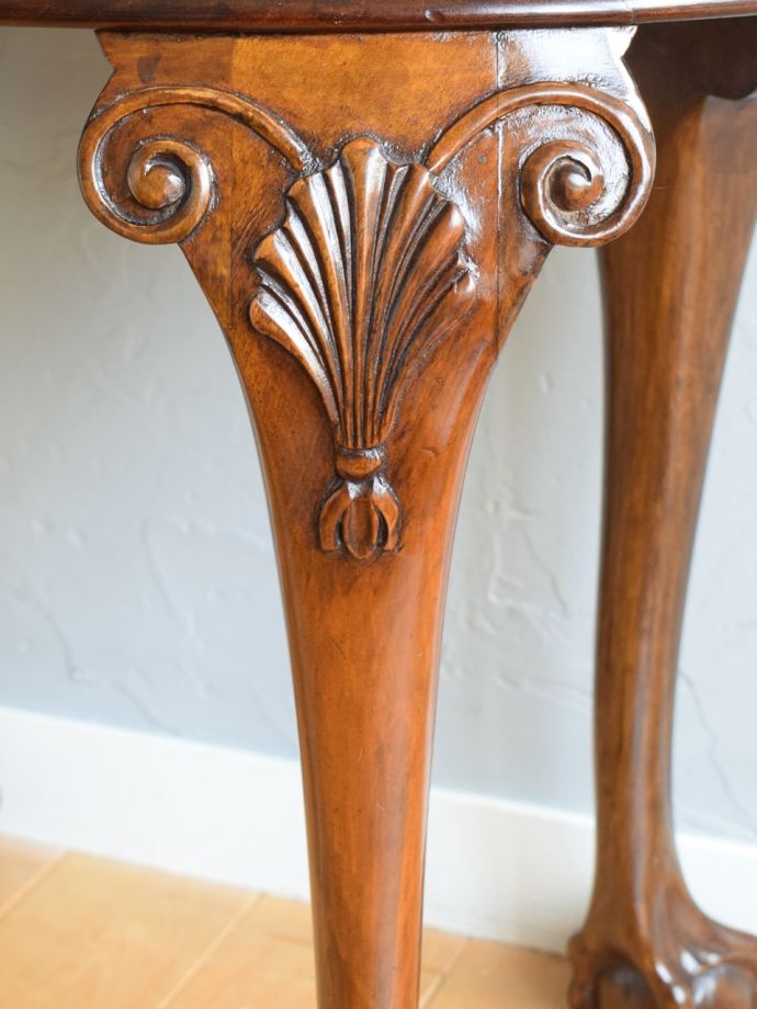 英国アンティーク家具らしい装飾