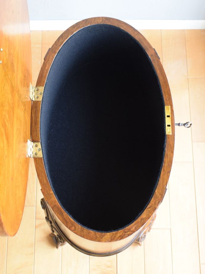 天板の下は小物入れになっています