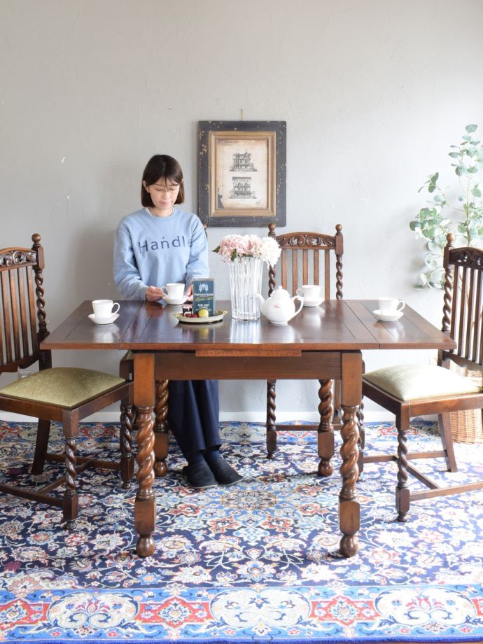 アンティークの伸長式テーブル