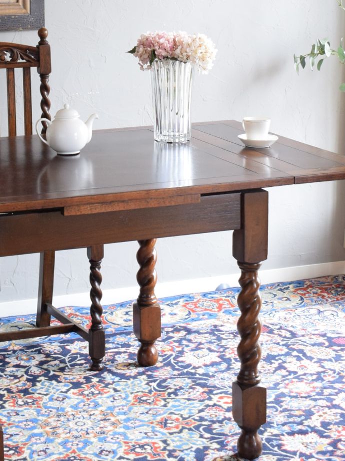 伸長式のおしゃれなアンティークテーブル