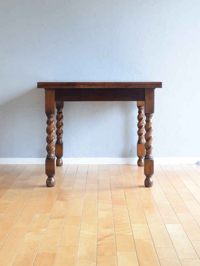 伸長式テーブルの側面