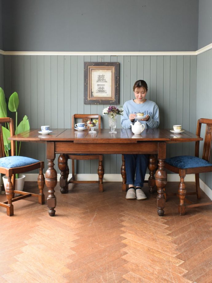 アンティークの伸長式ダイニングテーブル