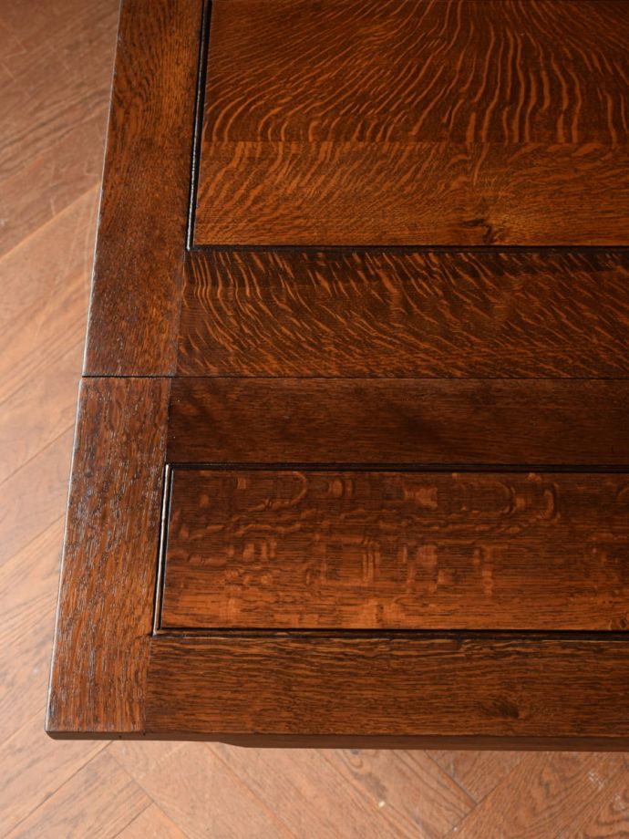 アンティークテーブルの木目