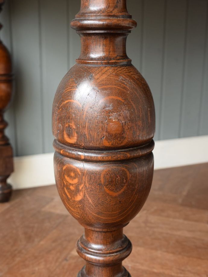 英国アンティーク家具らしい装飾