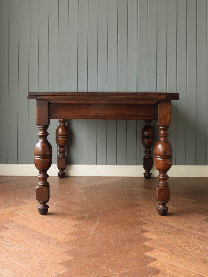 ドローリーフテーブルの横顔