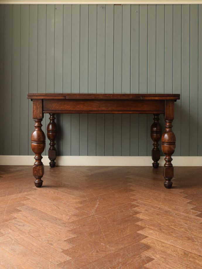 伸長式テーブルの側面