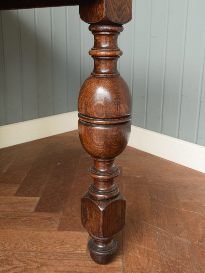 アンティークテーブルの脚