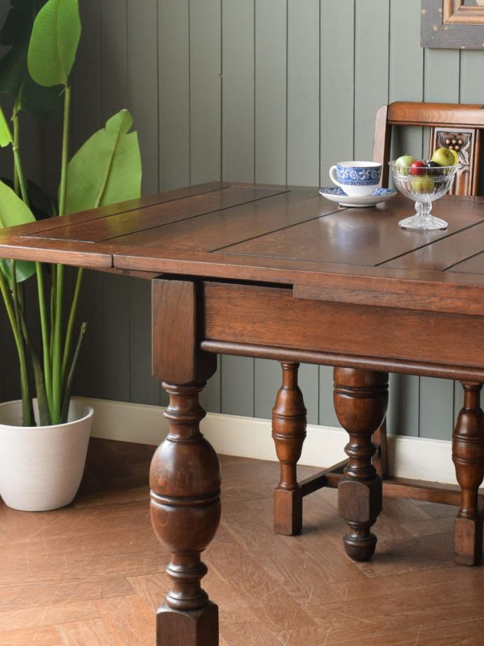 伸長式のおしゃれなアンティークテーブル