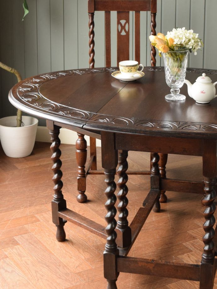 伸長式のおしゃれなアンティークテーブル