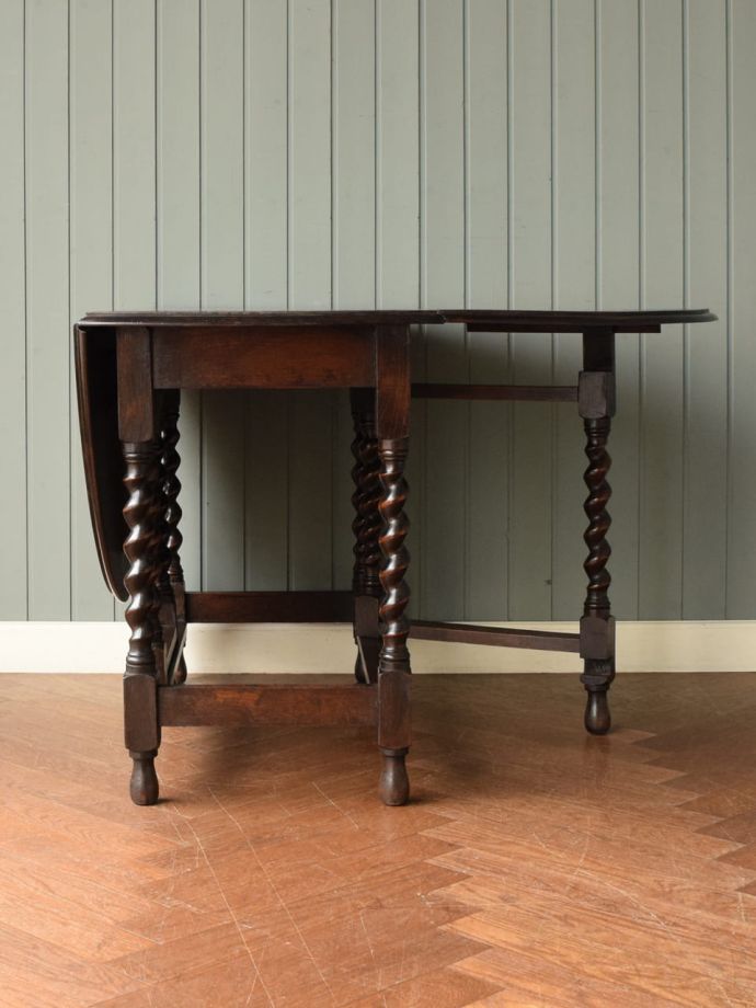 片足を開いた折り畳みテーブル