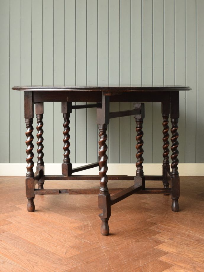 両足を広げた折り畳み式テーブル