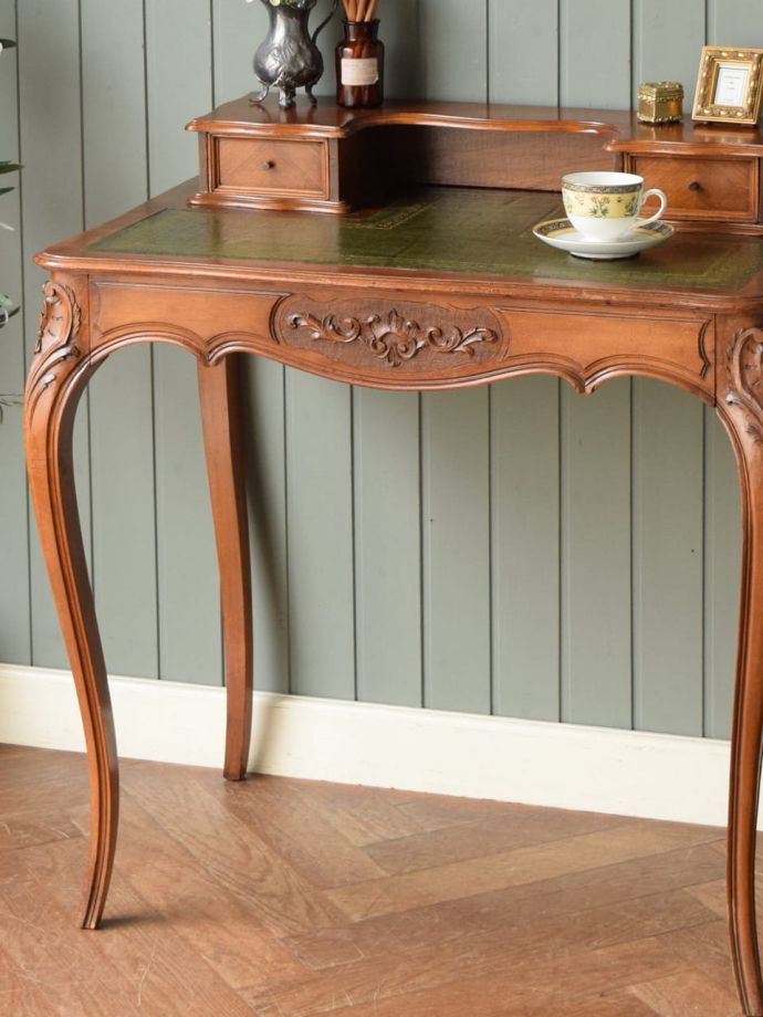 アンティークデスクの美しい木目