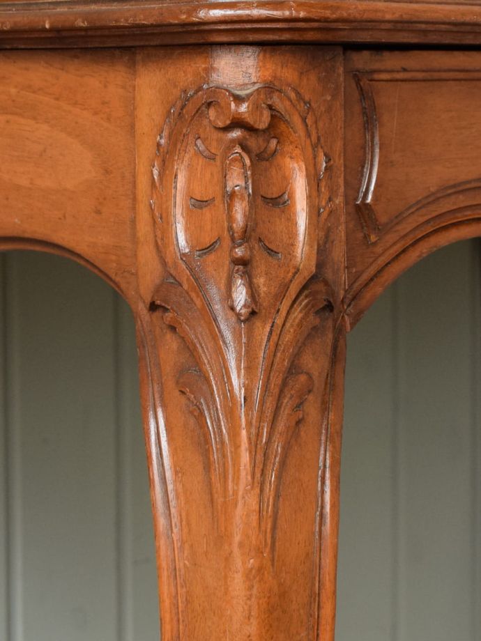 英国アンティーク家具らしい装飾