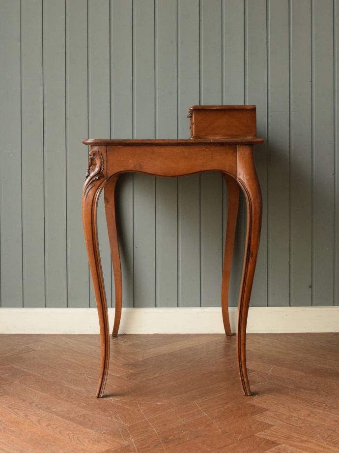 書斎デスクの側面