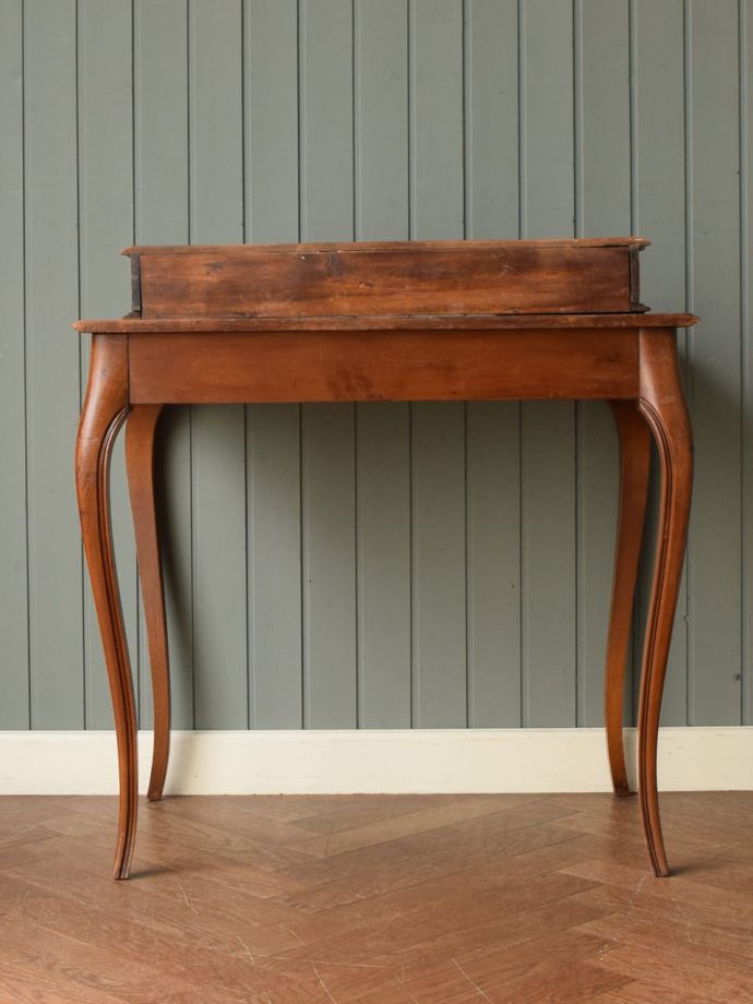 アンティークデスクの後ろ姿