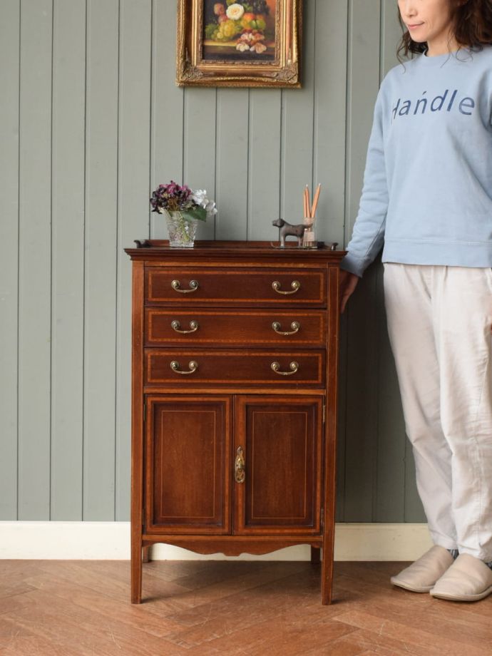 英国アンティークのキャビネット