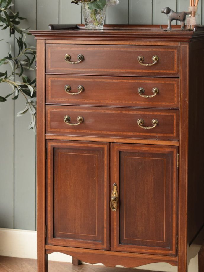 アンティーク家具らしい美しい杢目