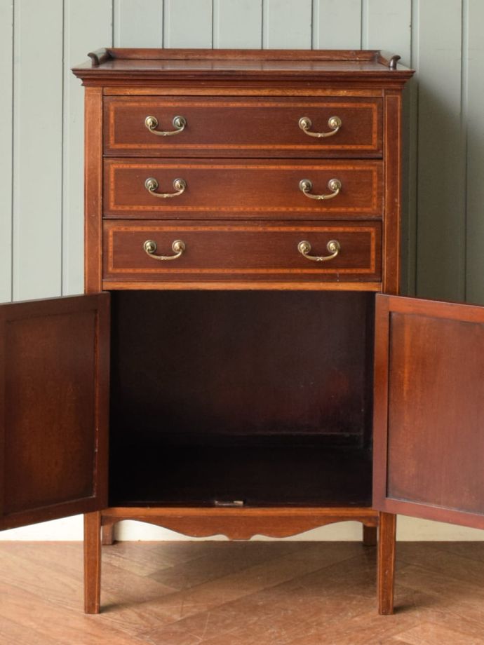 アンティークキャビネット扉の中