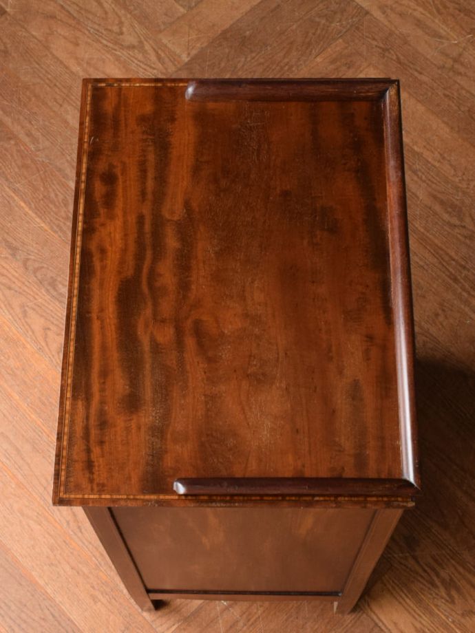 アンティークのキャビネットの天板