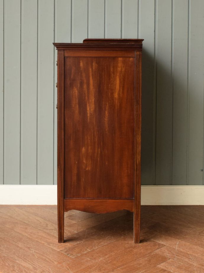 キャビネットの側面