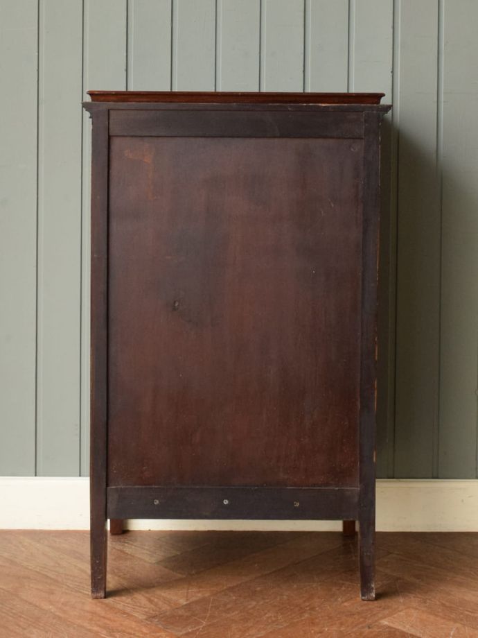 キャビネットの後ろ姿