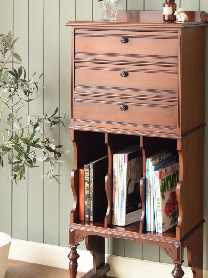 アンティーク家具らしい美しい杢目