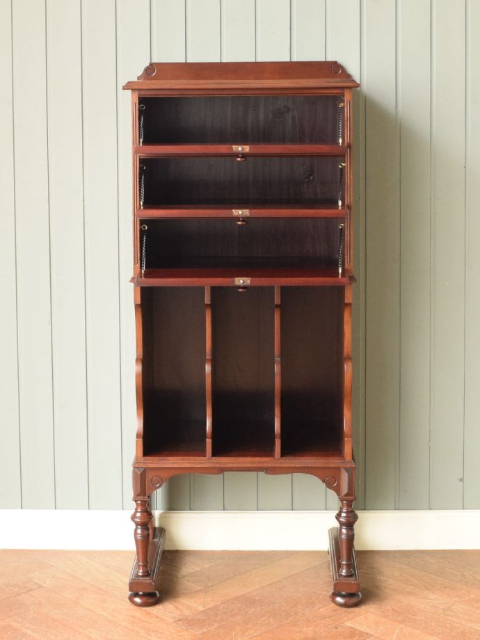 アンティークキャビネットの扉の中