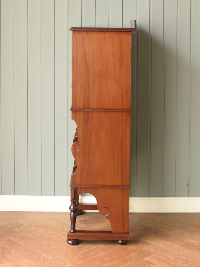 アンティークキャビネットの側面