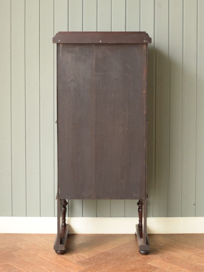 ミュージックキャビネットの後ろ姿