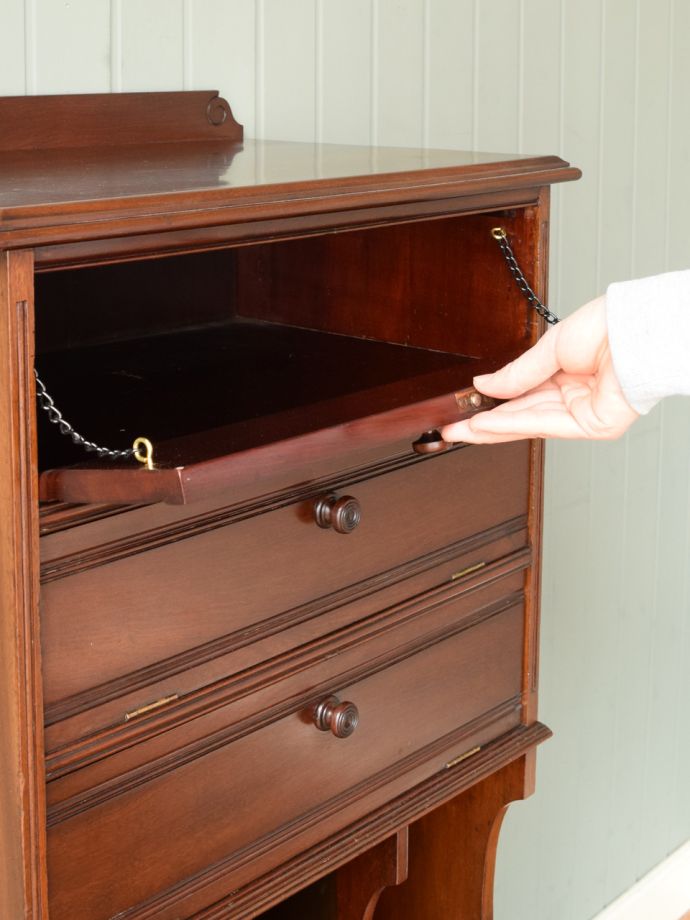 アンティークのキャビネットの扉