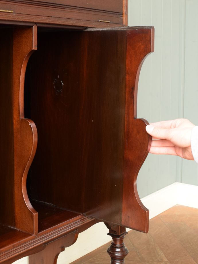 ミュージックキャビネットの仕切り板