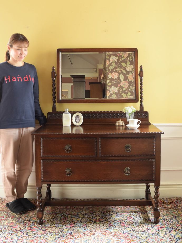 英国アンティークのドレッサー
